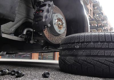 Bremsscheibe und Radaufhängung mit demontiertem Reifen im Vordergrund