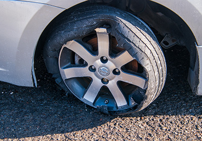 Montiertes Rad mit von der Felge gelöstem Reifen