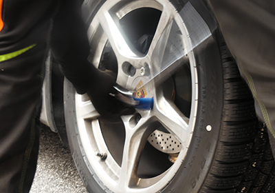 Mechaniker zieht Radmuttern mit Drehmomentschlüssel fest