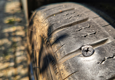 Schraube steckt in Winterreifen