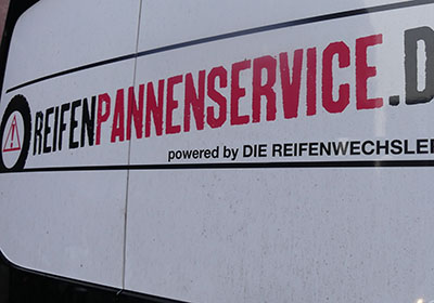 Schriftzug Reifenpannenservice auf Heck des Notfallmobils