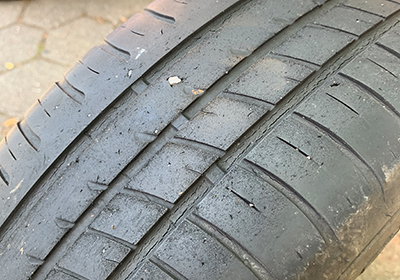 Abgefahrener Sommerreifen Zoom auf Lauffläche